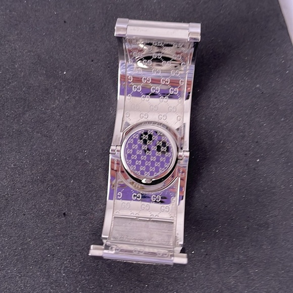 EUC Gucci ladies watch authentic-cuff - Picture 2 of 4